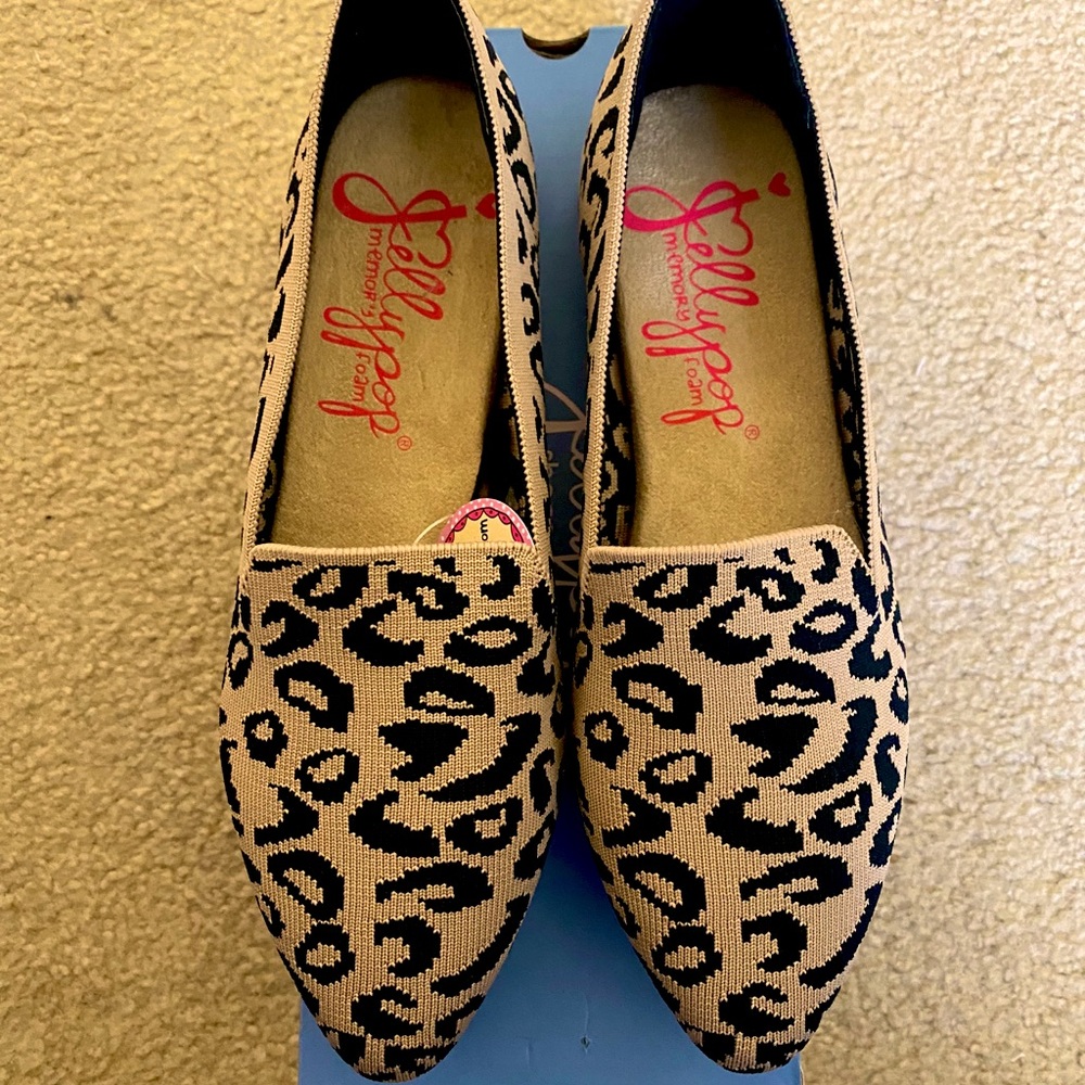 Size 7W Women’s Leopard Flats NEVER WORN!